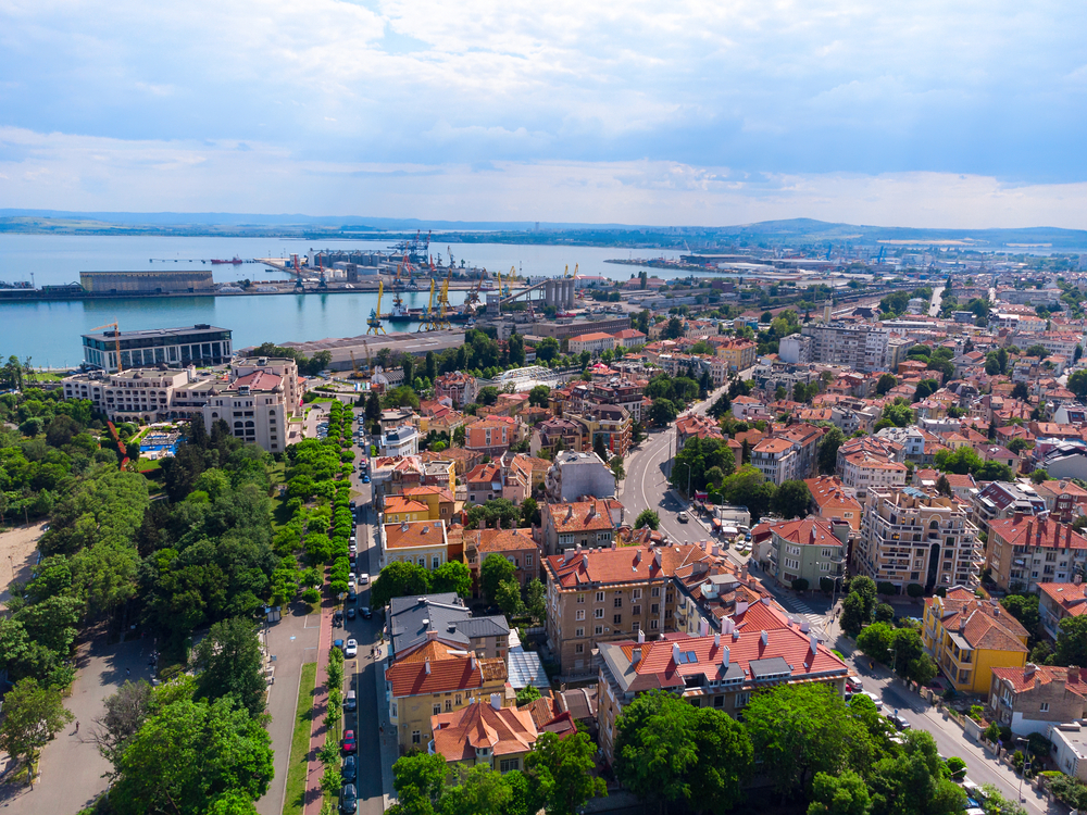 Widok z powietrza na miasto Burgas, widok na zatokę Burgas i port morski Burgas, Bułgaria.