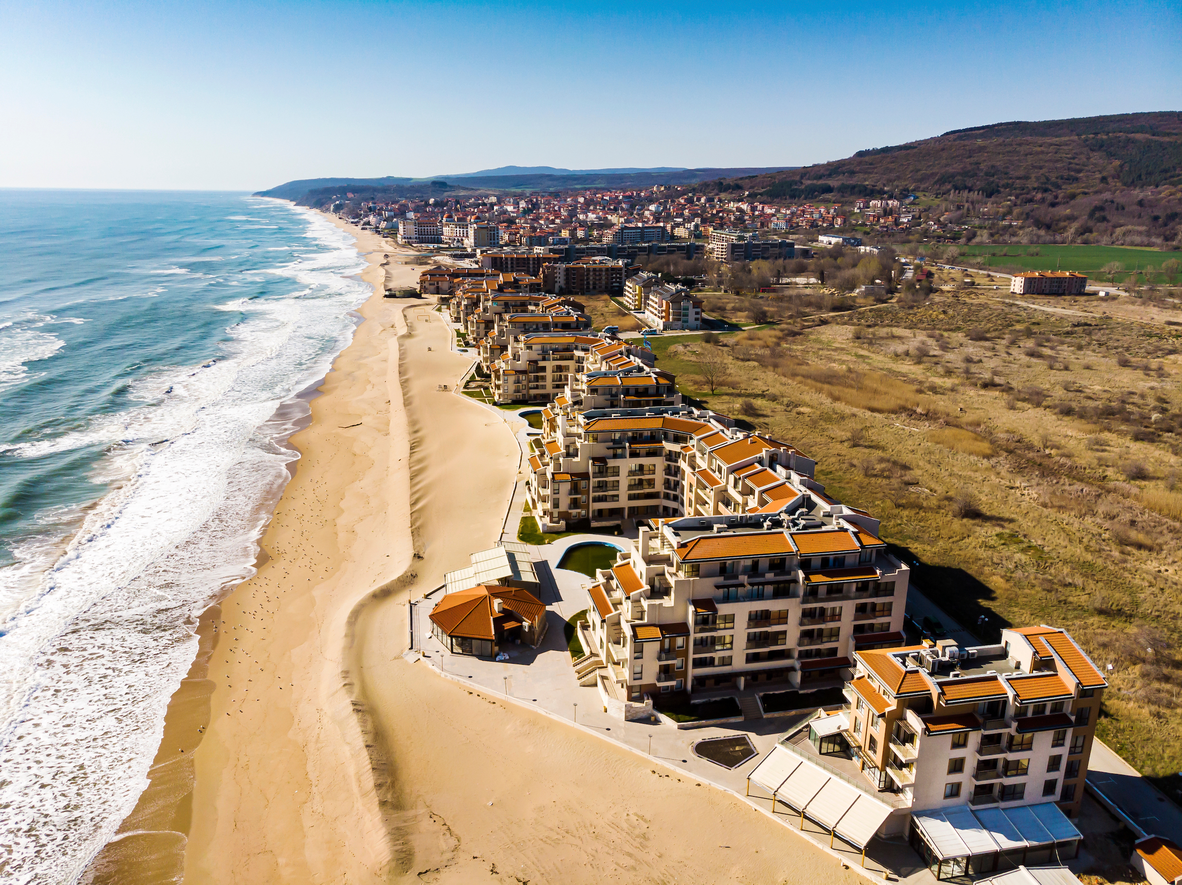 Widok z drona na miasto Obzor, Bulgaria. Piękne wybrzeże idealne dla rodzinnych wakacji i turystyki.