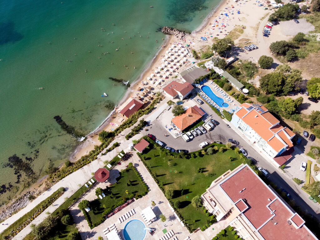 zdjęcia lotnicze kurortu w Świętym Własie, widok na morze i hotelowe budynki mieszkalne z basenami na terytorium