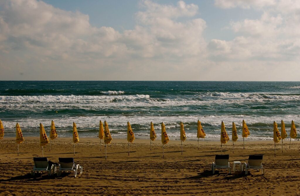 Po wakacjach bułgarskie plaże przypominają miasto duchów, a parasole i leżaki stoją nieużywane w Harmani Beach w Bułgarii.