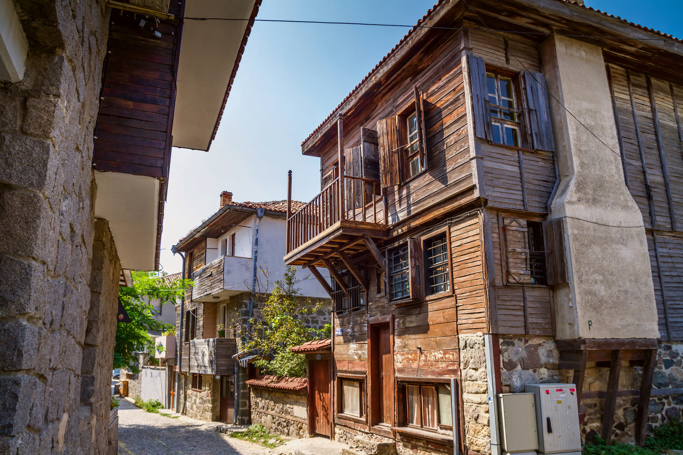 Krajobraz miejski - stare ulice i domy w stylu bałkańskim, miasto Sozopol na wybrzeżu Morza Czarnego w Bułgarii