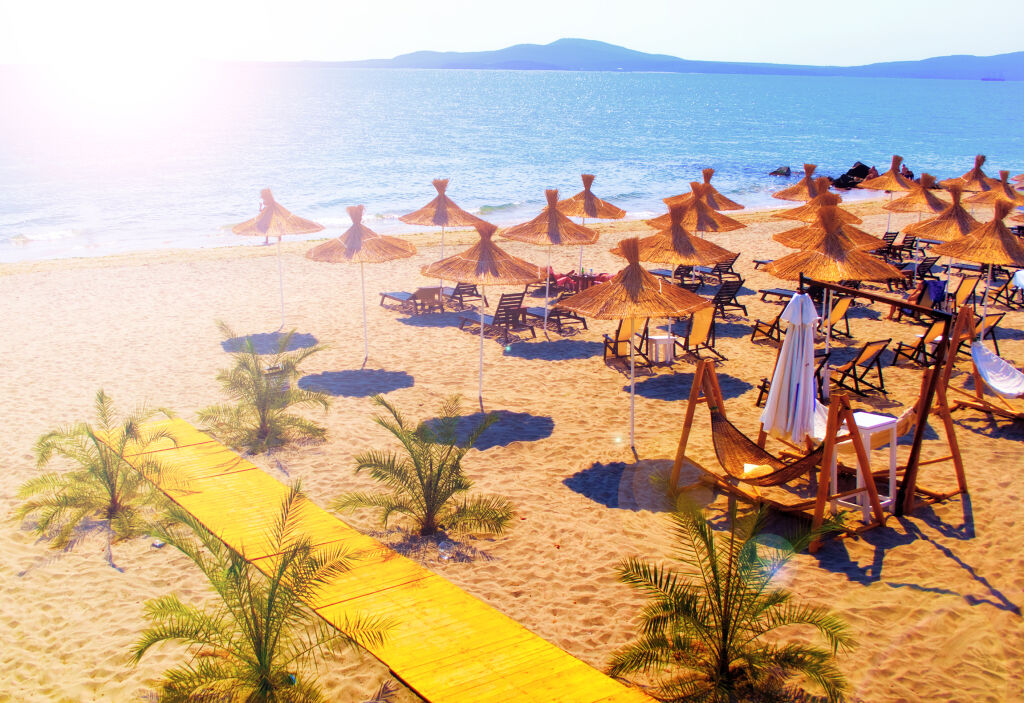 Ceny w Słonecznym Brzegu - Słomiane parasole na pięknej słonecznej plaży w kurorcie Bułgarii