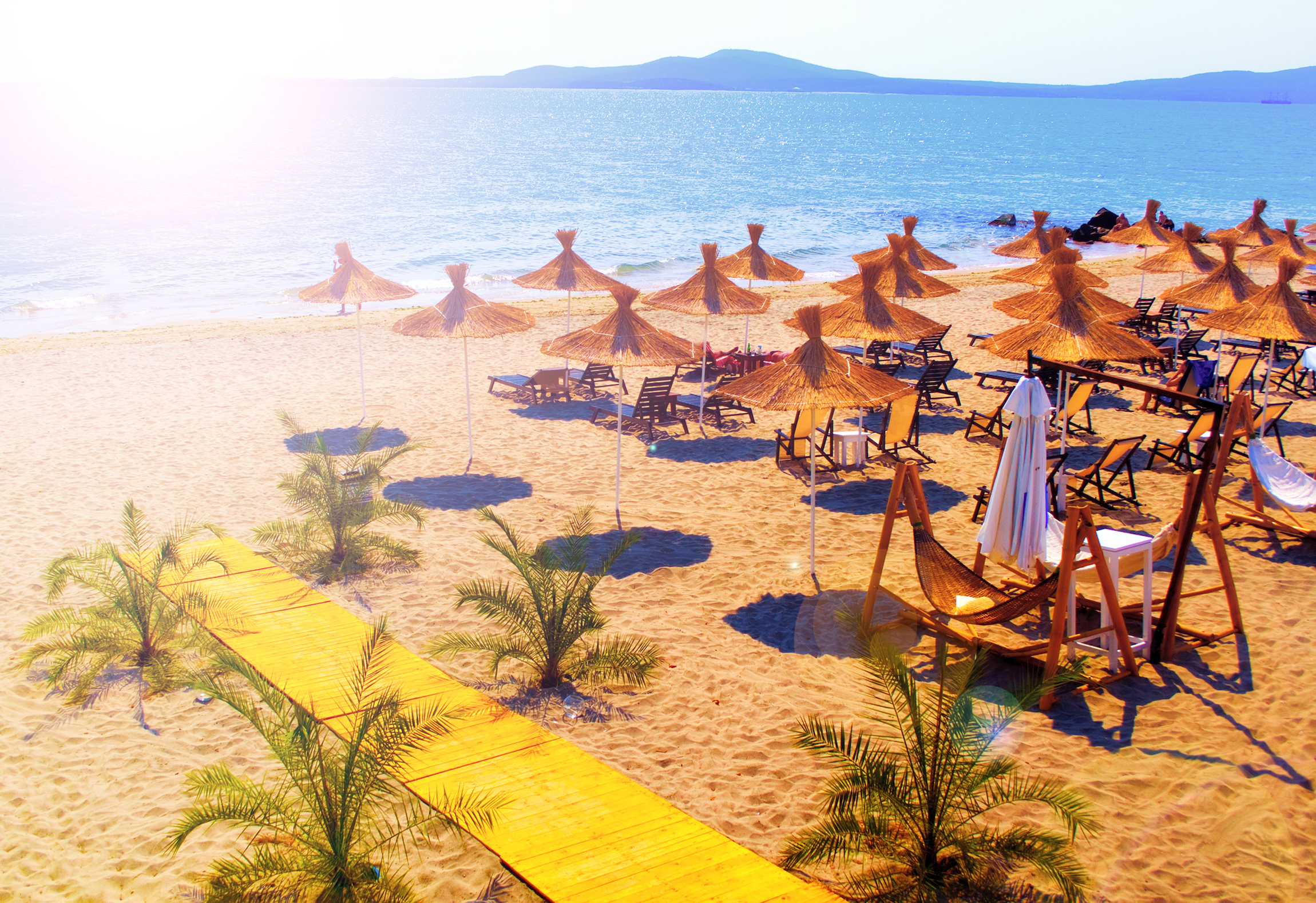 Słomiane parasole na pięknej słonecznej plaży w kurorcie Bułgarii