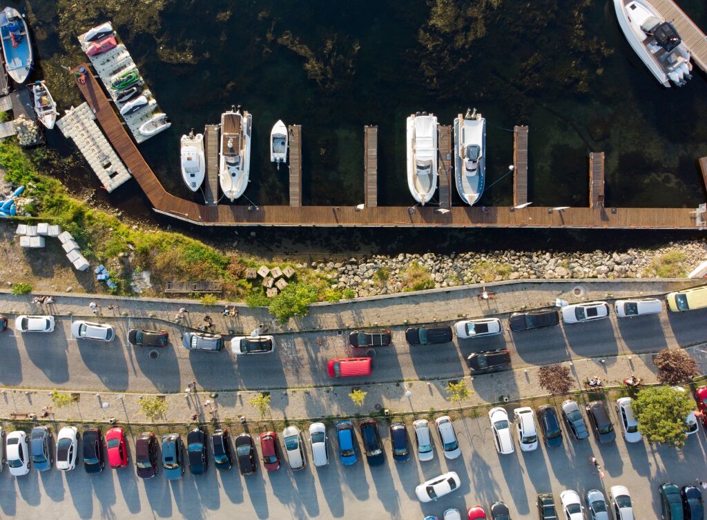 komunikacja miejska w Bułgarii Sozopol, Bułgaria wrzesień 2021 Panoramiczny widok na port w Sozopolu wykonany dronem. Wiele samochodów zaparkowanych jest obok łodzi na molo w starożytnym nadmorskim kurorcie nad Morzem Czarnym.