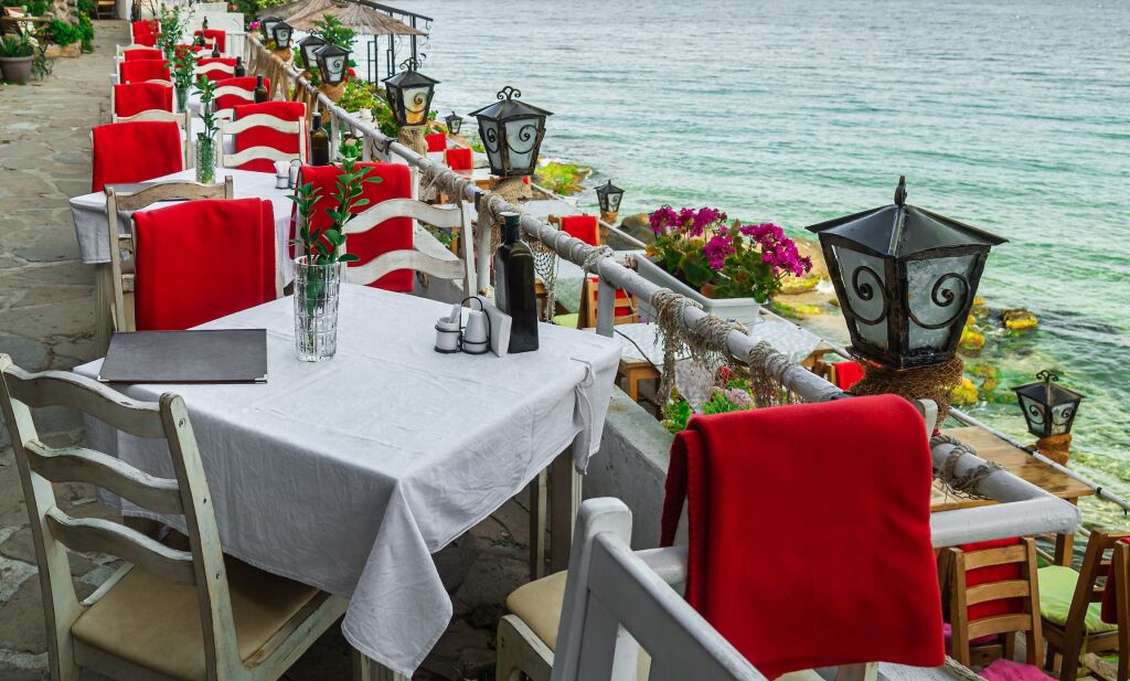 Sozopol Bułgarska restauracja z widokiem na morze romantyczne al fresco dining dla turystów -  - Czy w Słonecznym Brzegu jest tanio?
