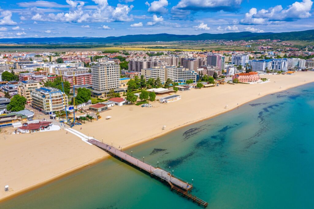 TOP 20 najpiekniejszych plaż Słonecznego Brzegu Widok z lotu ptaka na Słoneczną Plażę - popularną miejscowość wypoczynkową w Bułgarii