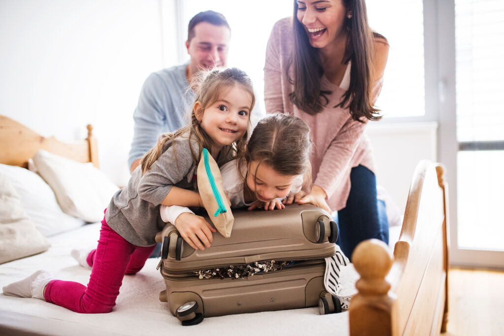 Młoda rodzina z dwójką dzieci pakuje się na wakacje.