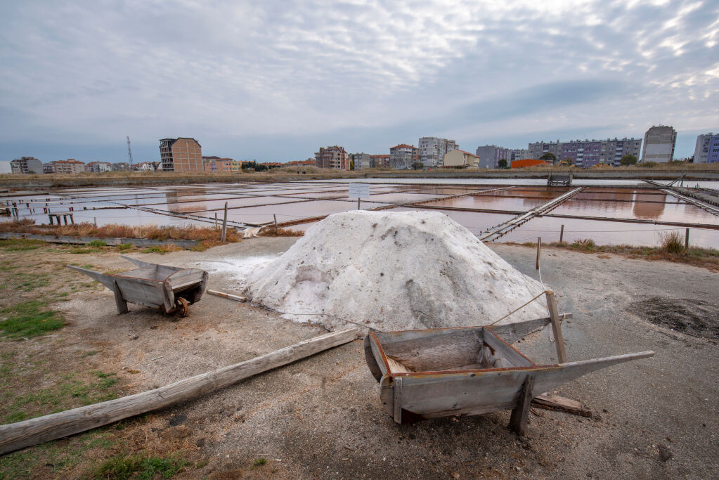 Salt Museum - Baseny o różnych kolorach do produkcji soli morskiej. Muzeum soli w mieście Pomorie, region Burgas, Bułgaria