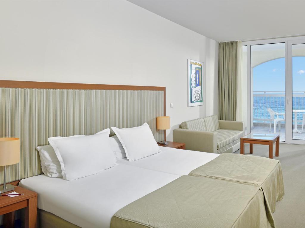 pokój w Hotel "Sol Luna Bay Resort", fot. booking.com