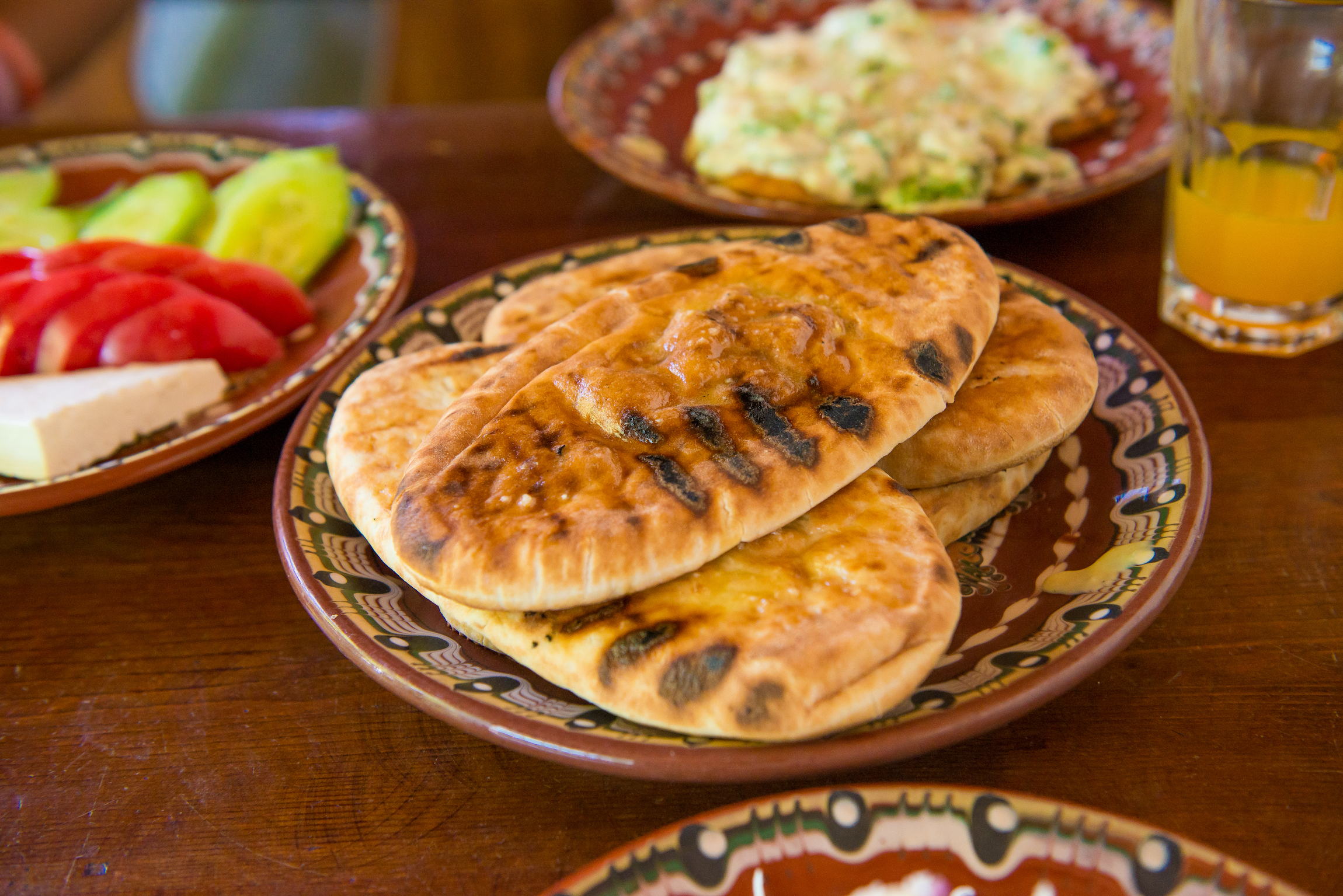 Kuchnia bułgarska. Tradycyjny bułgarski tutmanik - ręcznie robiony chleb z serem feta. Kolacja w restauracji