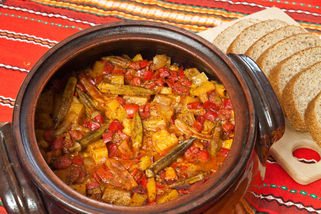 Bułgarskie danie narodowe - gulasz warzywny przygotowywany i podawany w ceramicznym garnku - gdzie zjeść w Sveti Vlas