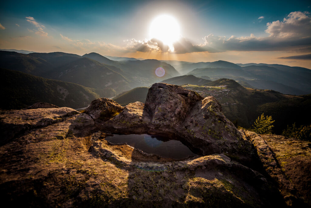 Góra Rodopa w Bułgarii widziana ze szczytu Belintash - starożytne święte miejsce Traków