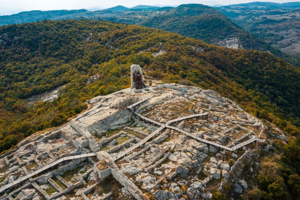 Starożytne trackie miasto Perperikon, które uważa się za święte miejsce, znajduje się w południowo-zachodniej Bułgarii. Nazwa Perperikon pochodzi ze średniowiecza - XI-XIII w.