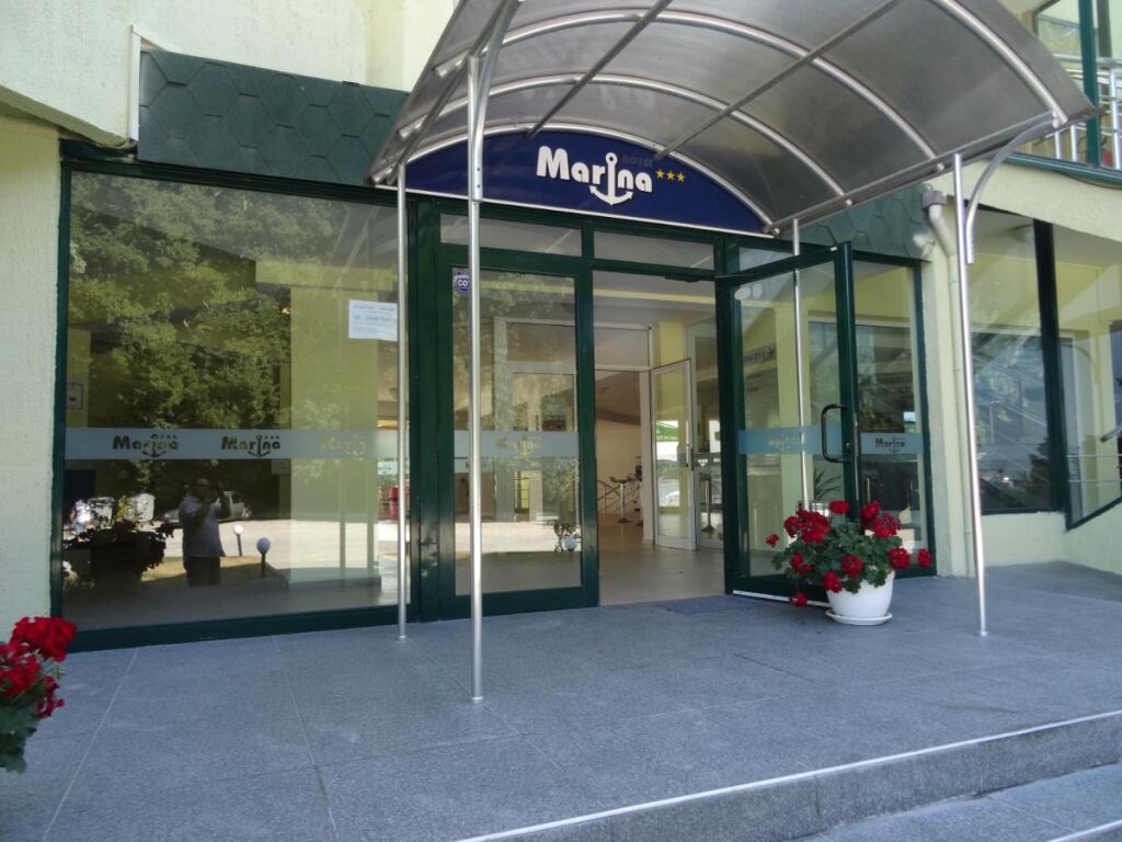  wejście do Hotel Marina, fot. booking.com