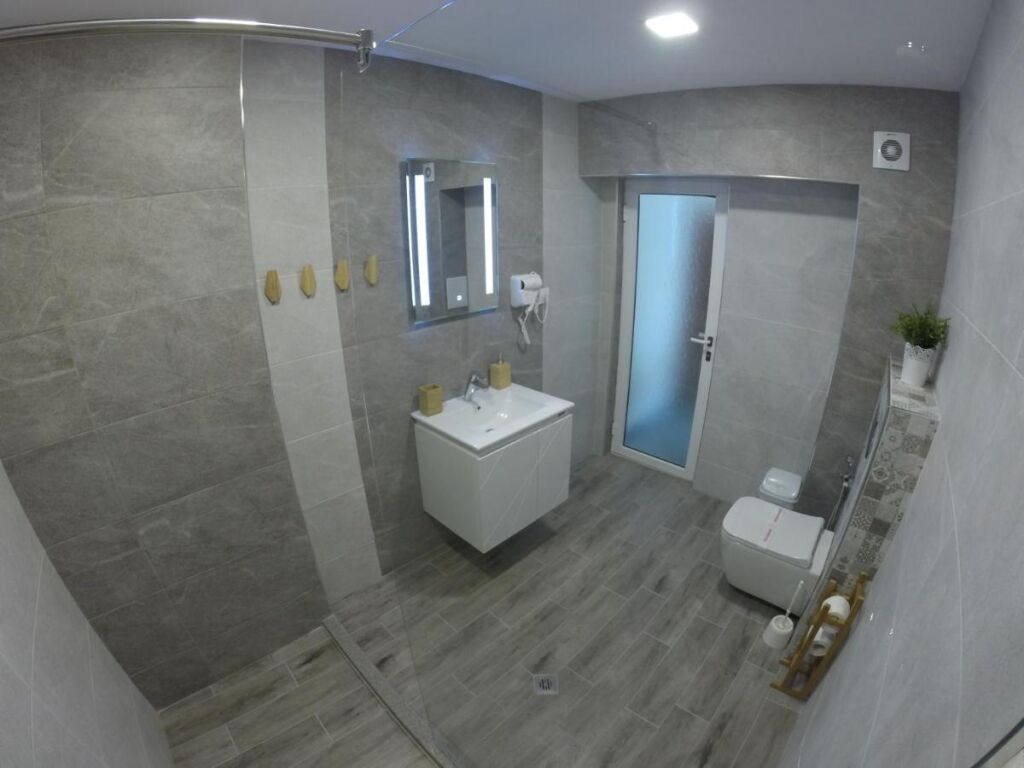  łazienka w Hotel Lotos, fot. booking.com