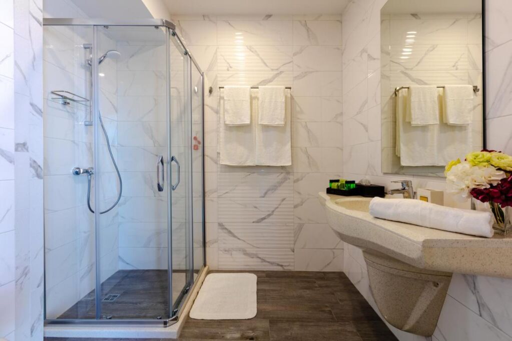  łazienka w Marina Burgas Hotel, fot. booking.com