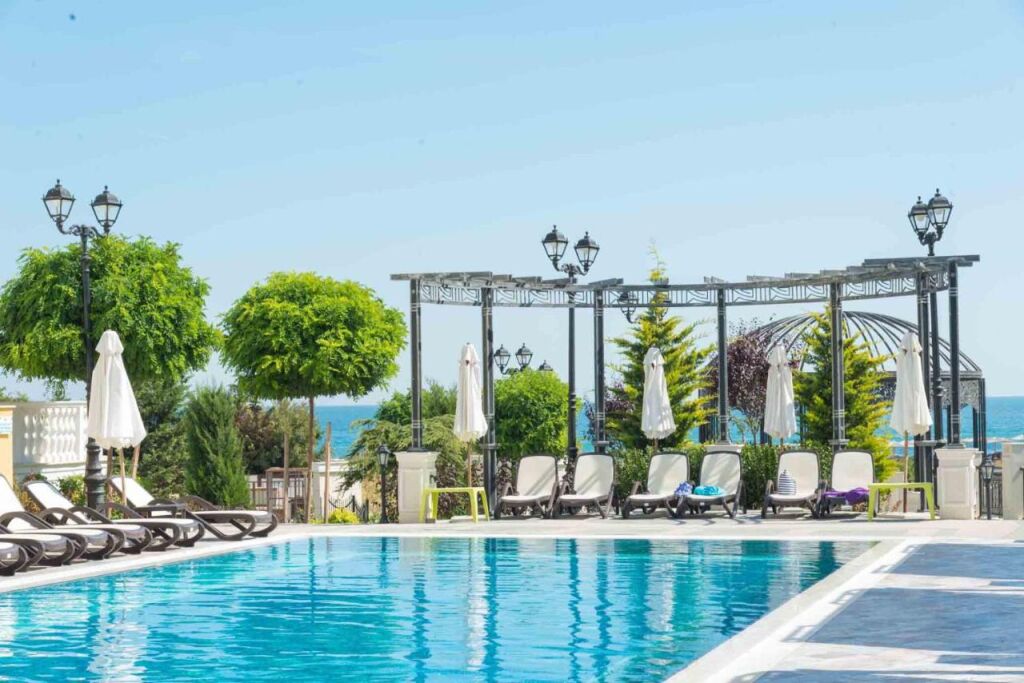  basen w Marina White Sands Beach Hotel, fot. booking.com