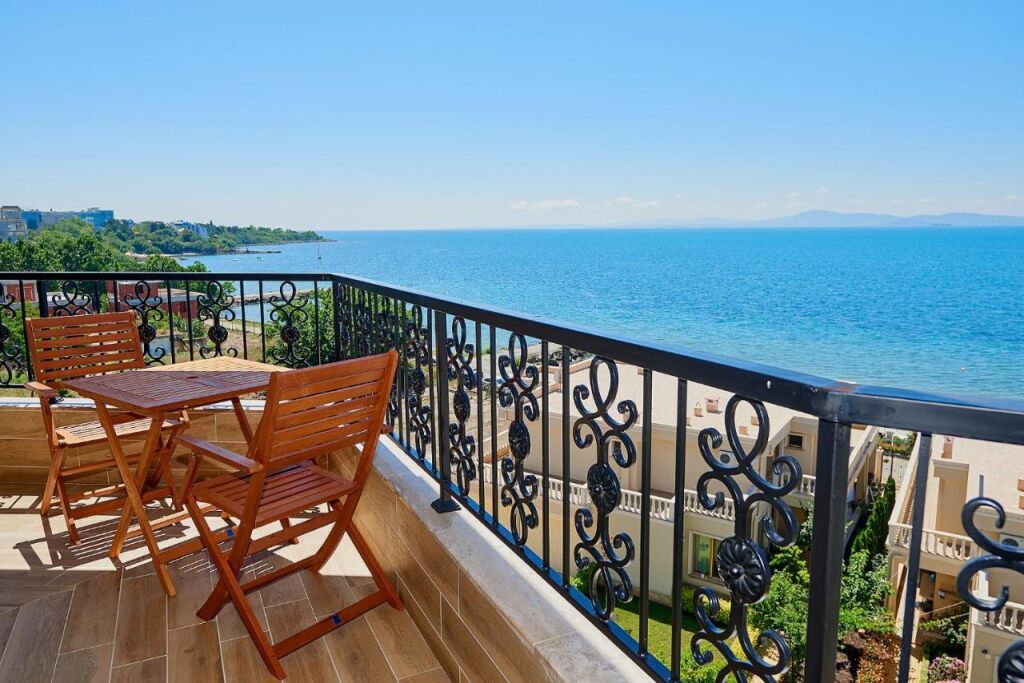  widok z balkonu w Apart Hotel-Crotiria, fot. booking.com