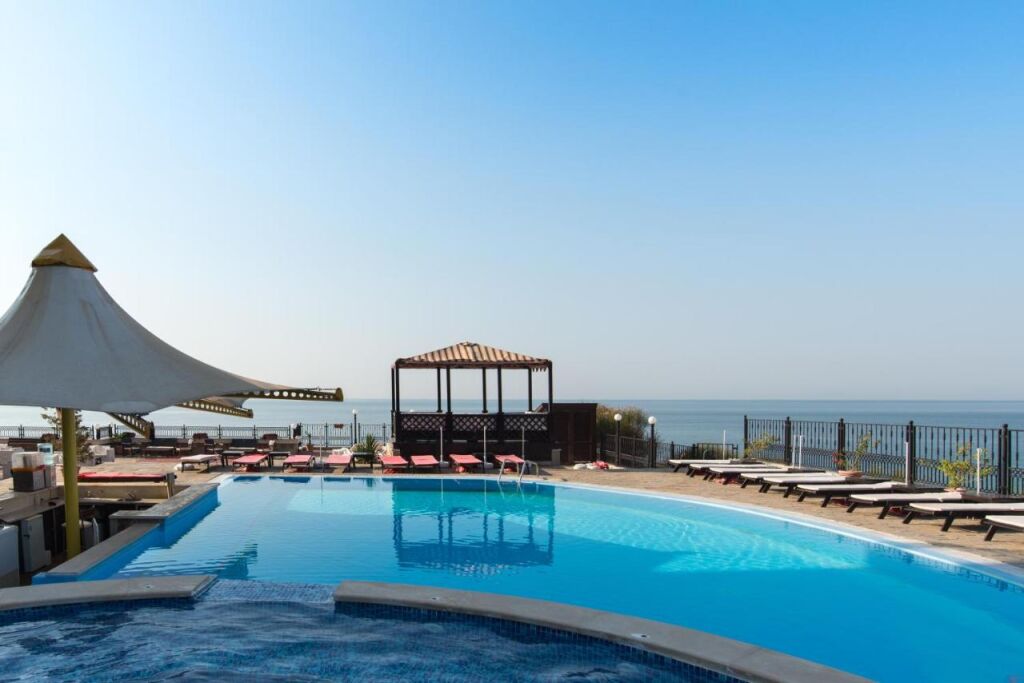 basen w Hotel Tiva del Mar, fot. booking.com, Najpopularniejsze kurorty wakacyjne w Słonecznym Brzegu