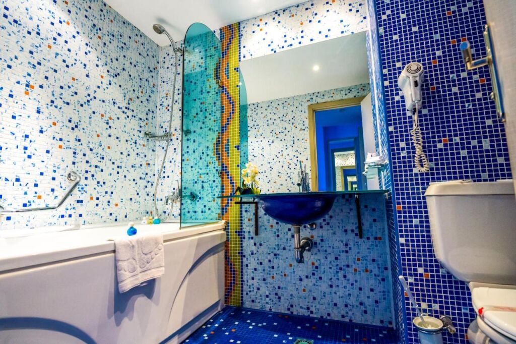 łazienka w Aqua Hotel, fot. booking.com