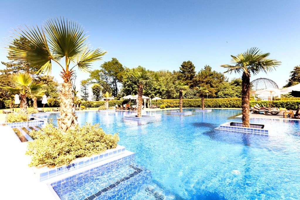  basen w Primoretz Grand Hotel & Spa, fot. booking.com, Najpopularniejsze kurorty