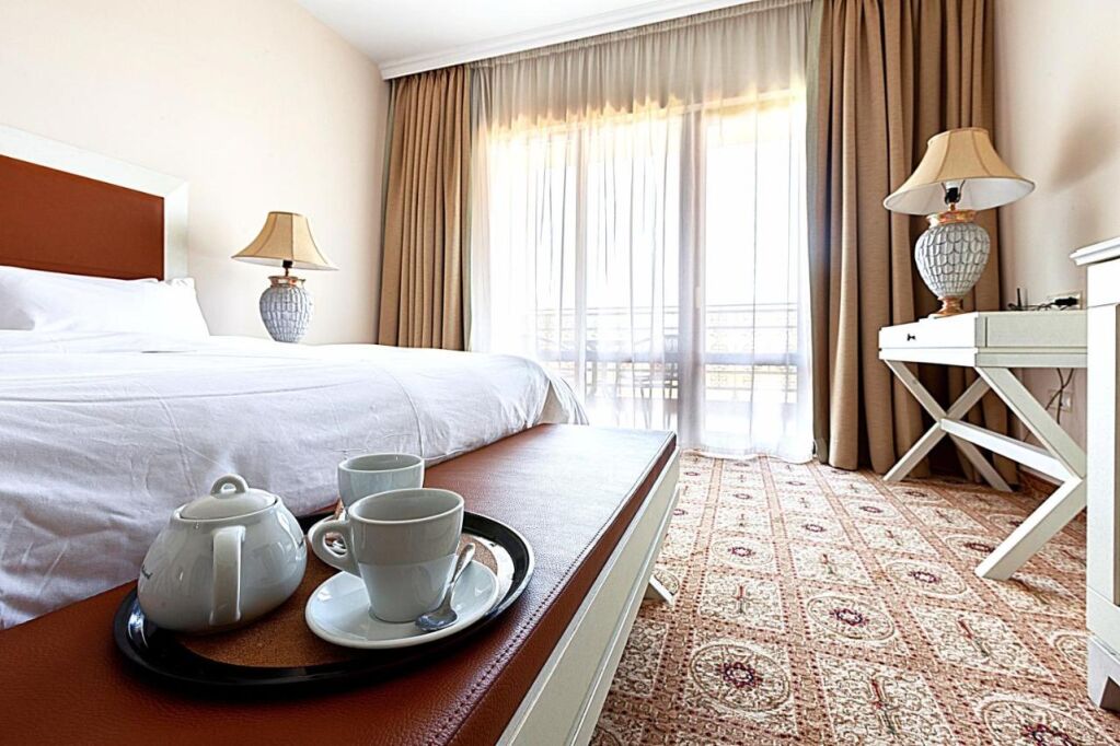 pokój w Primoretz Grand Hotel & Spa, fot. booking.com