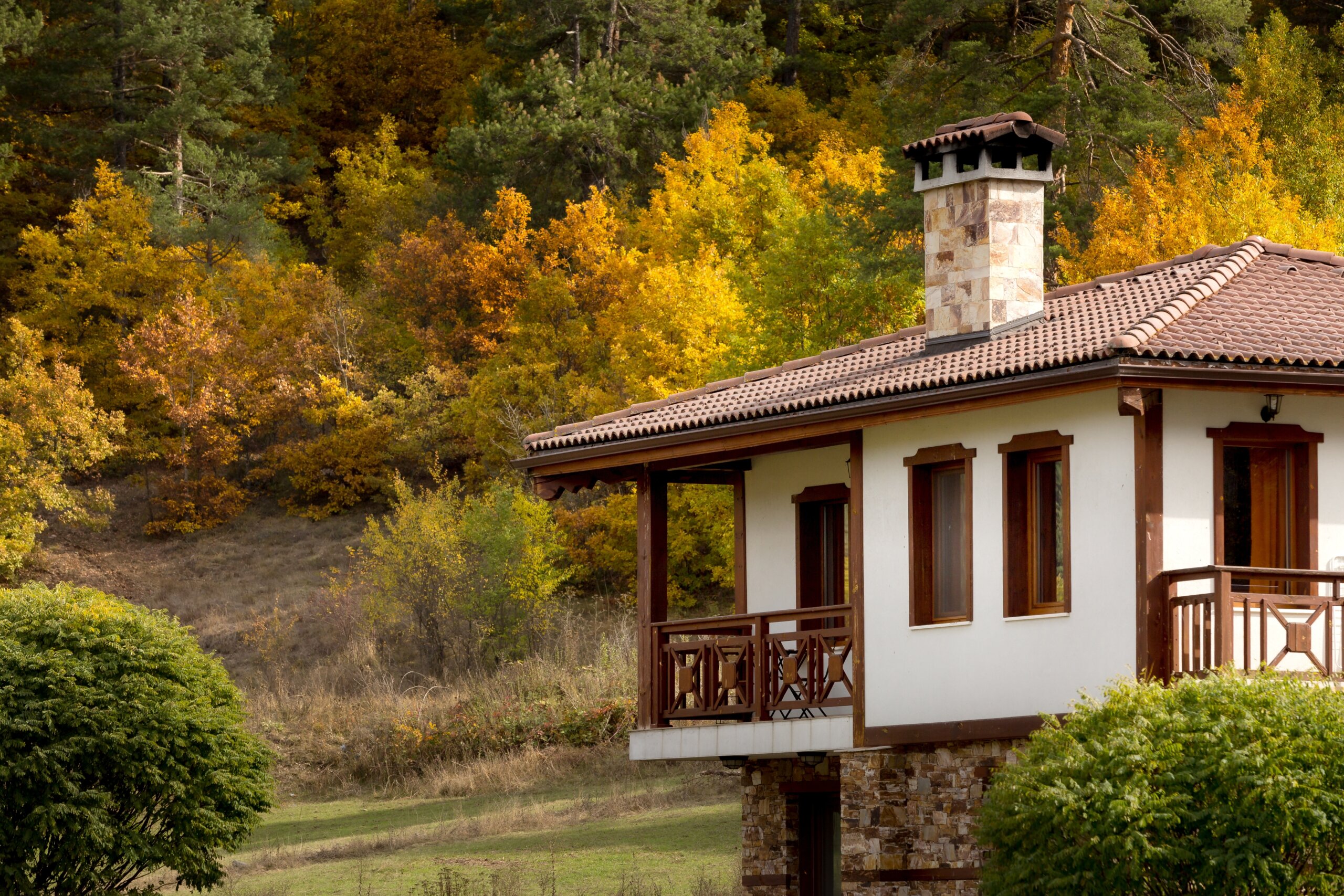 Jesienny krajobraz z tradycyjnym bułgarskim domem, kolorowe drzewa, Bułgaria góry Rodopy