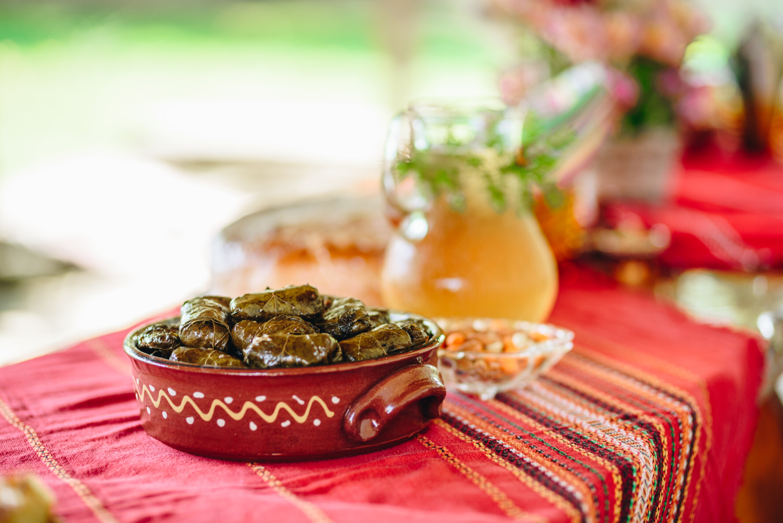 Tradycyjna bułgarska potrawa - Sarma, na tradycyjnym czerwonym tle