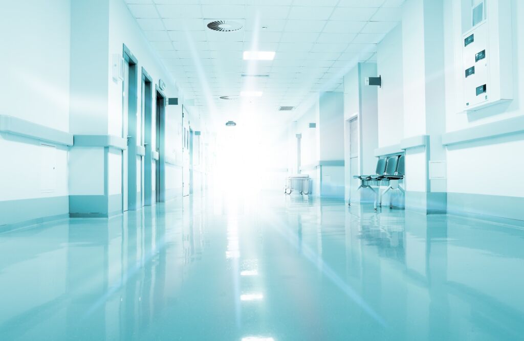 Promienie światła w korytarzu szpitala.